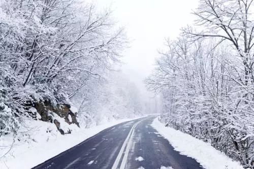 长春一车辆冰雪天坠江