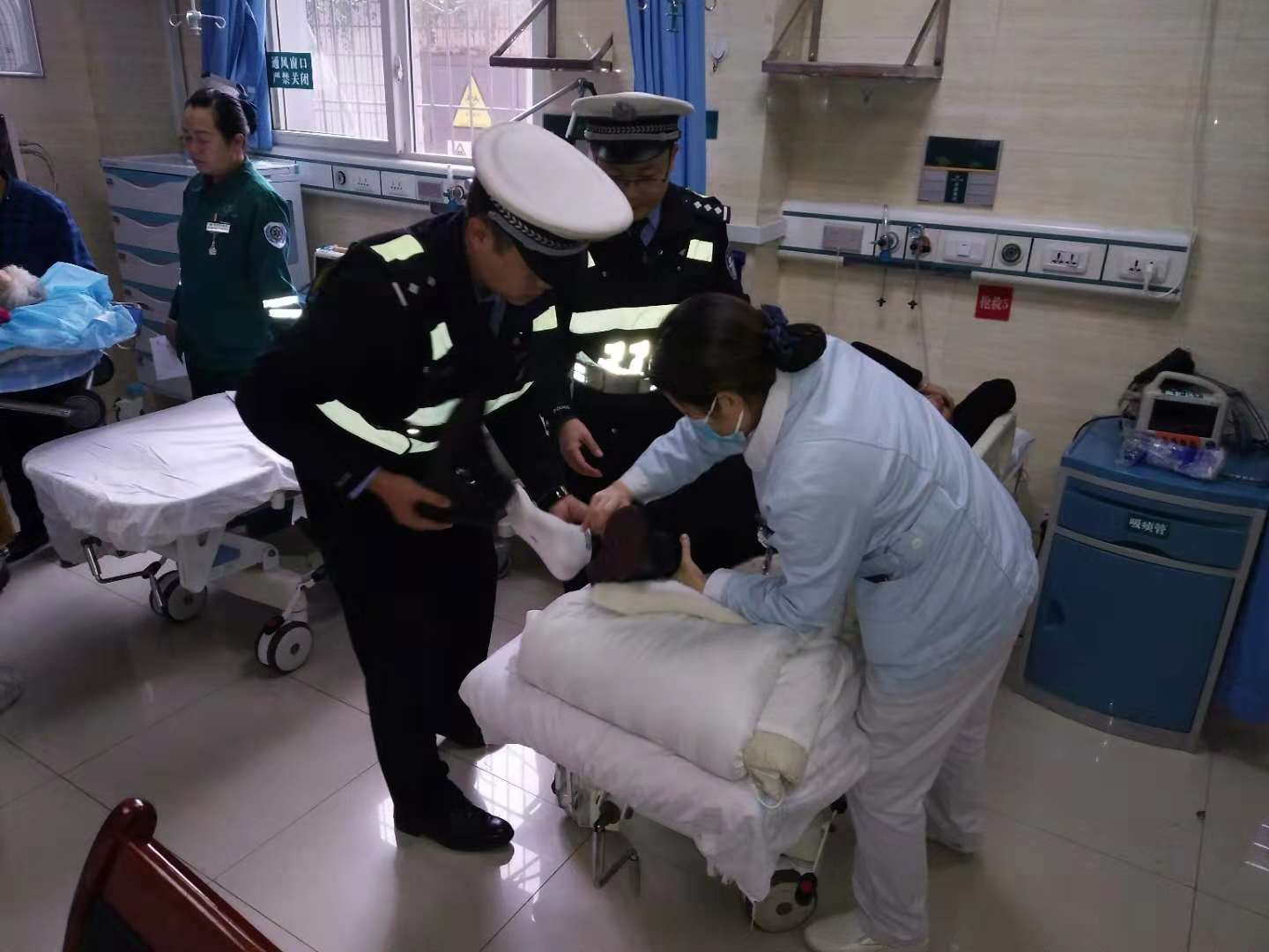 抓捕患艾滋嫌犯流血民警hiv检测阴性