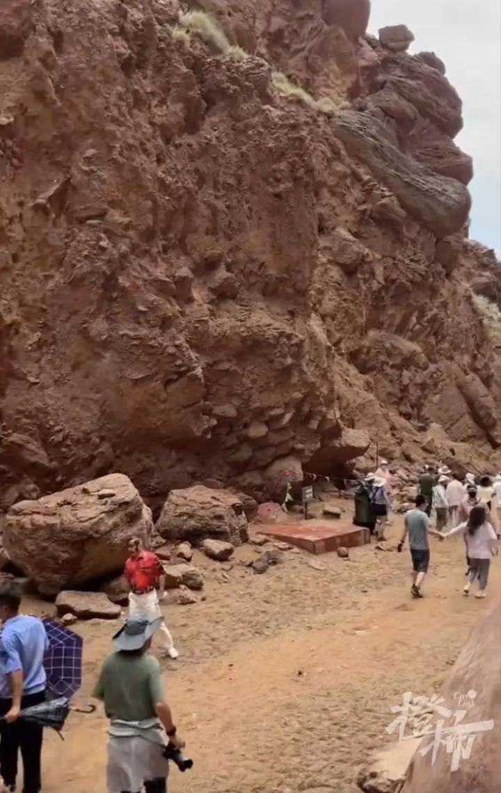 文旅局回应游客在海滩拍照遭驱赶