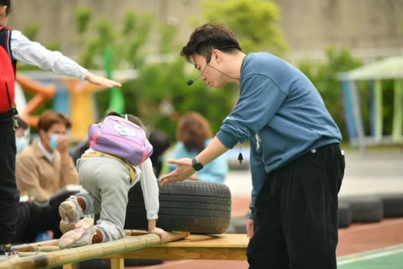 大二男生滑跪送花给老师