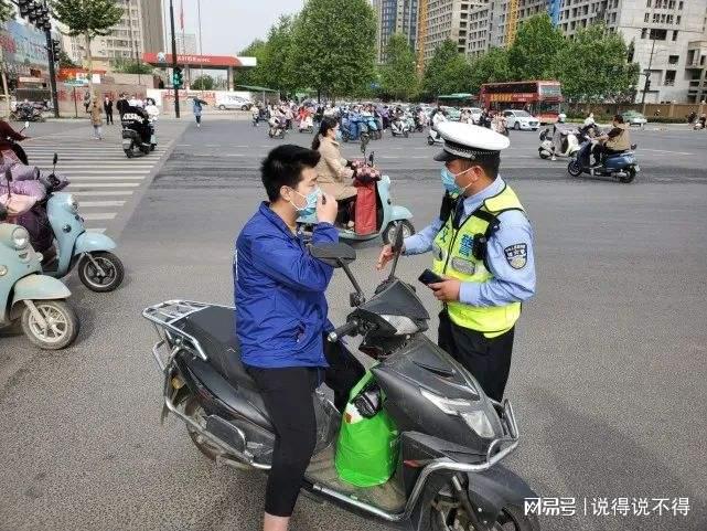 骑无牌电动车随意横穿车流被撞负全责