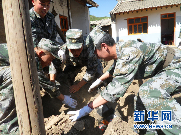 西藏地震后子弟兵组织集体献血