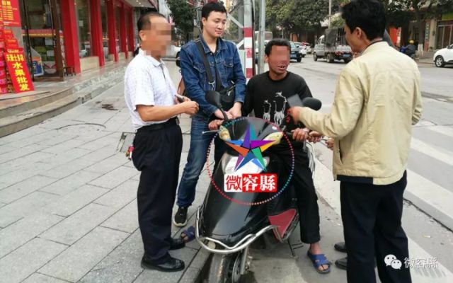 吴克群骑电动车街边买水果