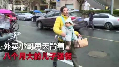 女孩险被车撞路过男子反手一把拽回