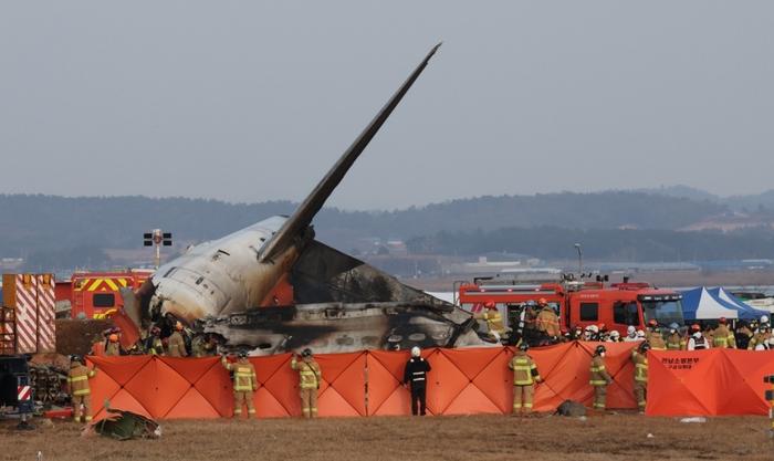 韩客机碰撞爆炸事故已致120人死亡