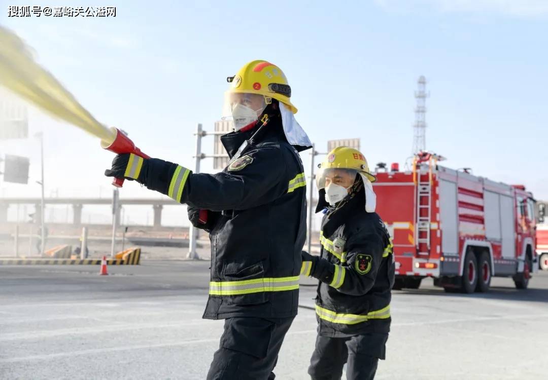 美国消防员辟谣用女式挎包接水灭火