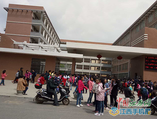 学生爬上百级台阶进校门 当地回应