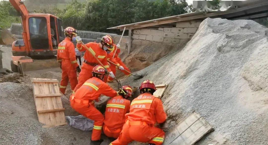 西藏一名地震遭埋压儿童被救出