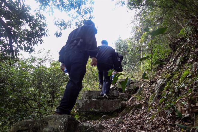 男子爬山离奇身亡身上十几个针孔