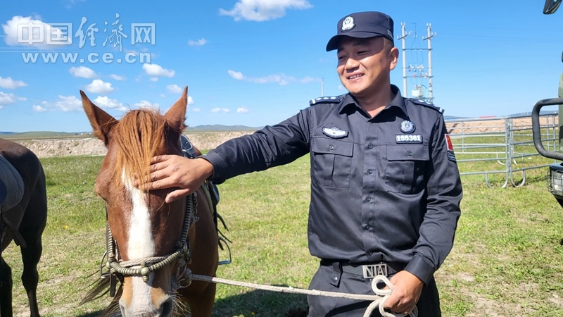 00后女警首次骑马巡边