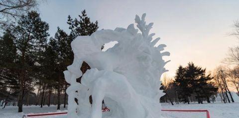 马英九哈尔滨赏雪雕吟诵《江雪》