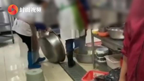 学校食堂员工脚踩食材监控曝光