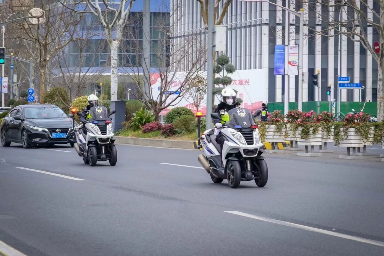 陆家嘴女警疾驰摩托救助迷途老人