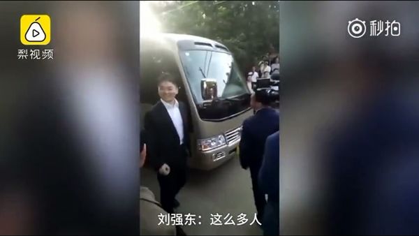 刘强东给乡亲发钱 运钞车到场