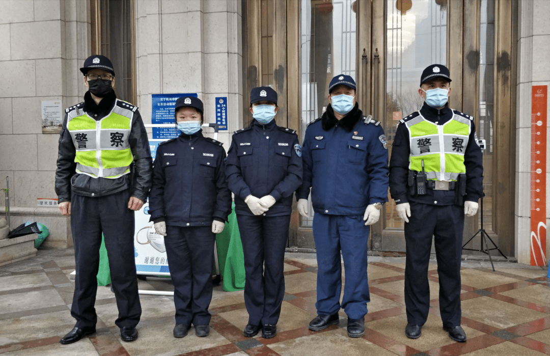 震区辅警挖到儿女生前衣物跪地痛哭